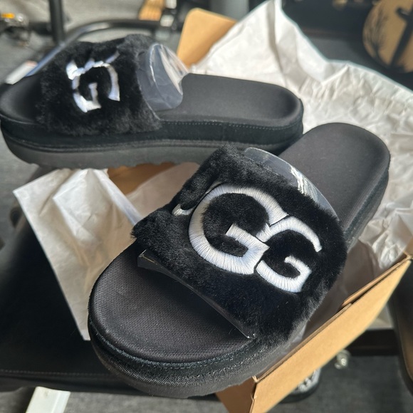 UGG Slippers - Picture 1 of 9